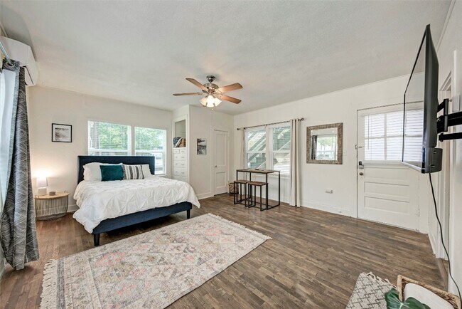 Photo - 915 W 21st St