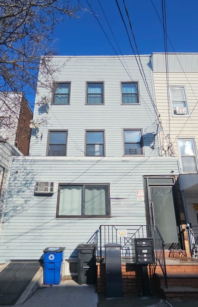 Building Photo - 1210 12th St Unit 2