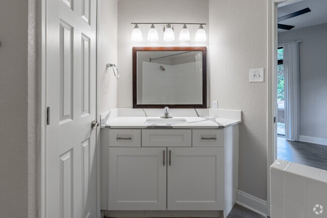 1BR, 1BA - 609SF