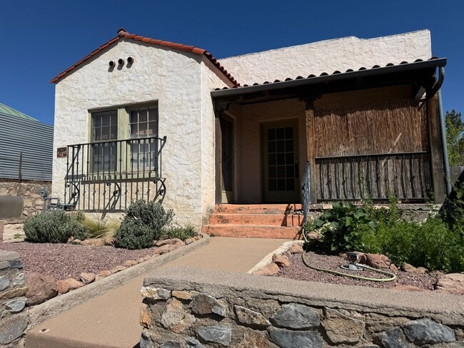 Building Photo - 204 W Market St