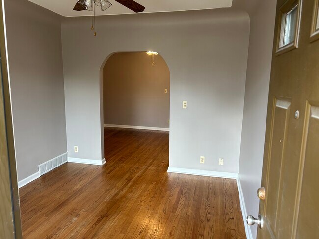 Photo - 3191 Belmont St