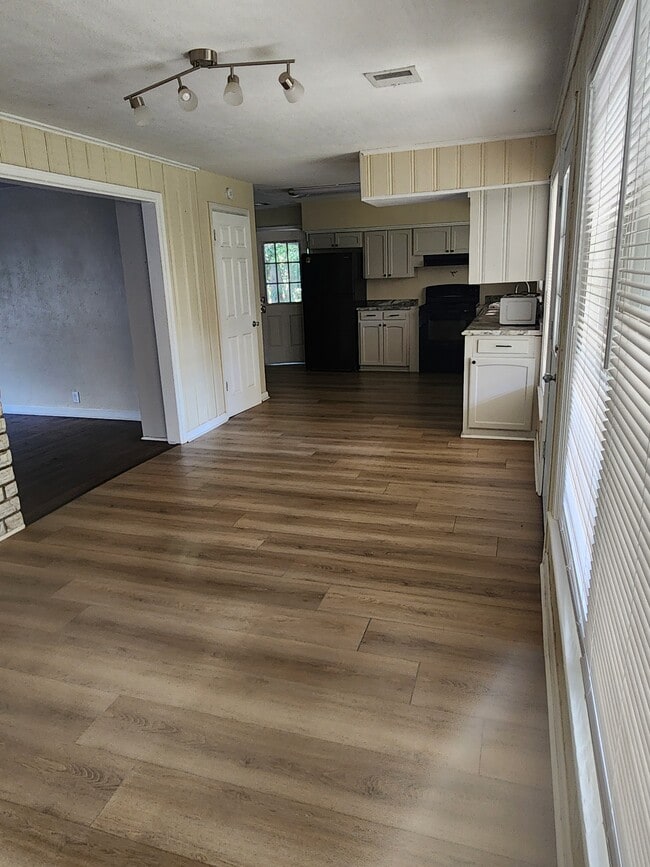 Dining - 3207 W La Rua St