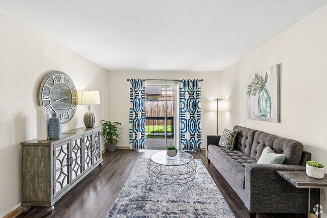 1BR, 1BA - 638SF - Living Room - Silver Springs