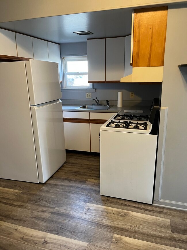 Kit - 193 Monroe St Unit 193 C