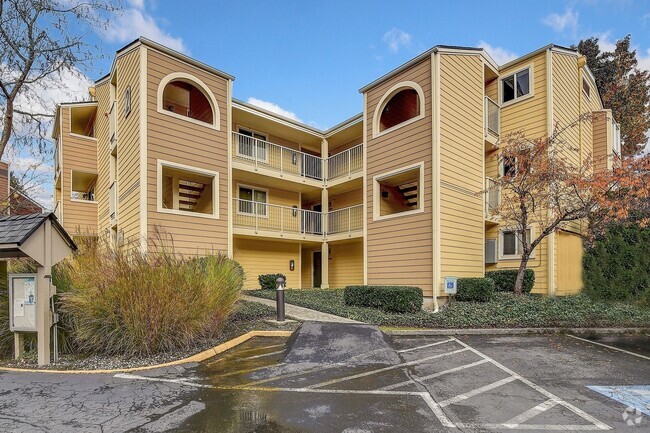 Building Photo - 2Bd/1.75Ba Redmond Condo Unit 2-105