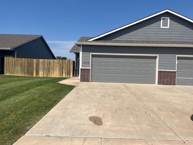 Building Photo - 1315 Azena St