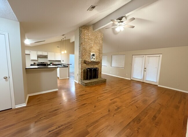 Photo - 1014 Stoneleigh Ct