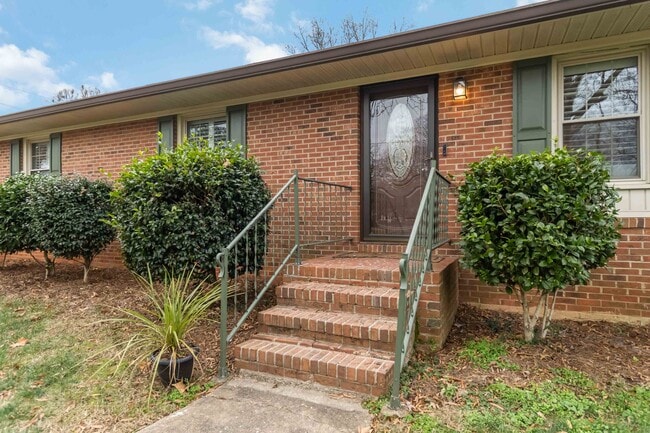 Photo - 405 Hillcrest Dr