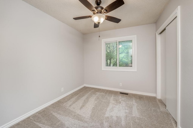 Photo - Cute 3 bedroom house near shopping, restau...