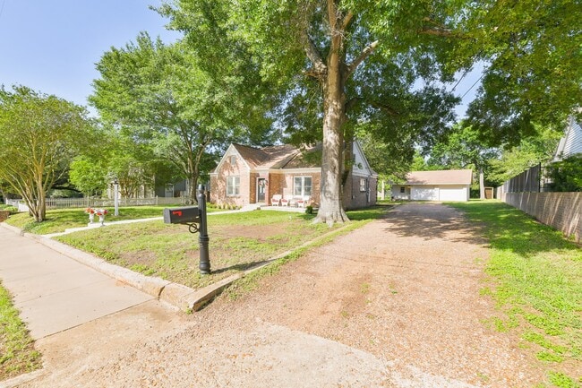 802 S Day St