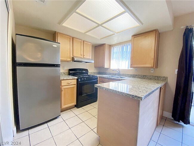 Photo - 894 Rhinegold Way