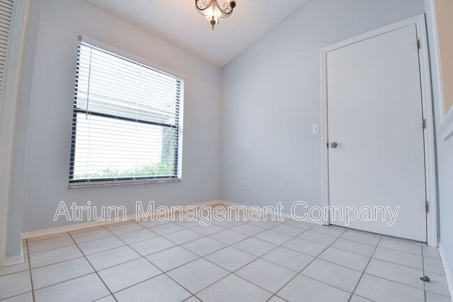 Photo - 277 Lakebreeze Cir