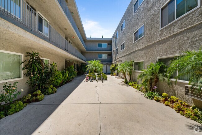 8155 Reseda Blvd