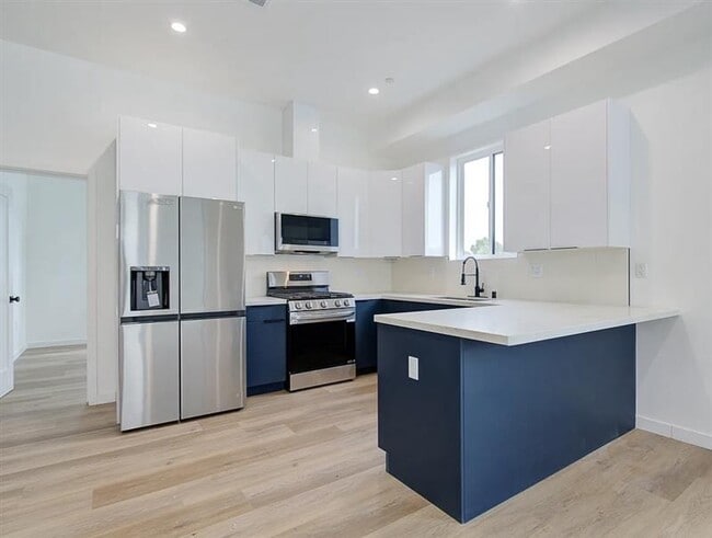 2919-2923 S Burnside Ave