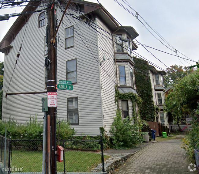 Building Photo - 3 br, 1 bath Triplex - 4 Adella Pl 2 Rental