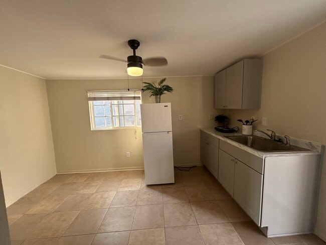 Building Photo - 924 E 15th St Rental