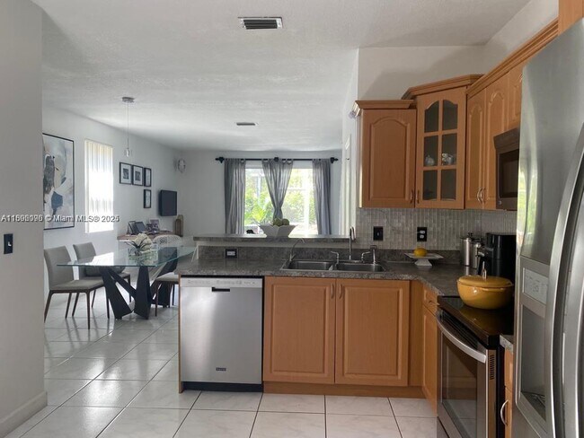 Photo - 2074 Madeira Dr