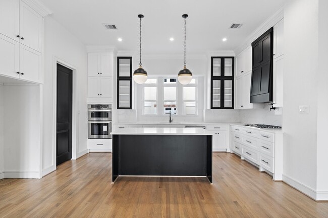 Photo - 1005 E 28th St