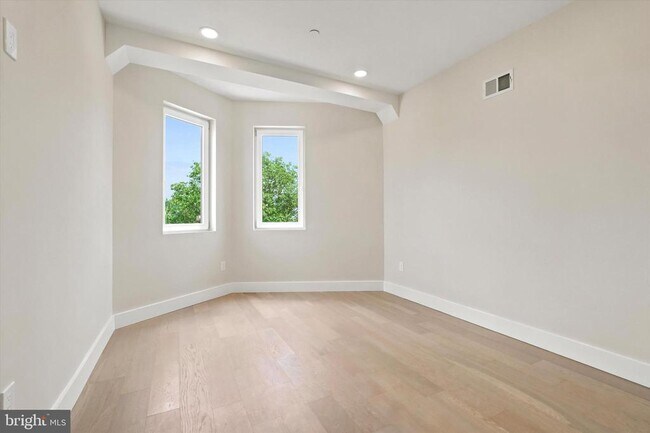 Photo - 2440 E Harold St