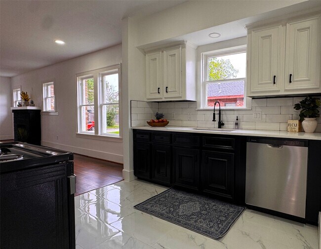 Photo - 1569 Elliott St