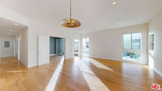 Building Photo - 4211 Redwood Ave Unit 306 Rental