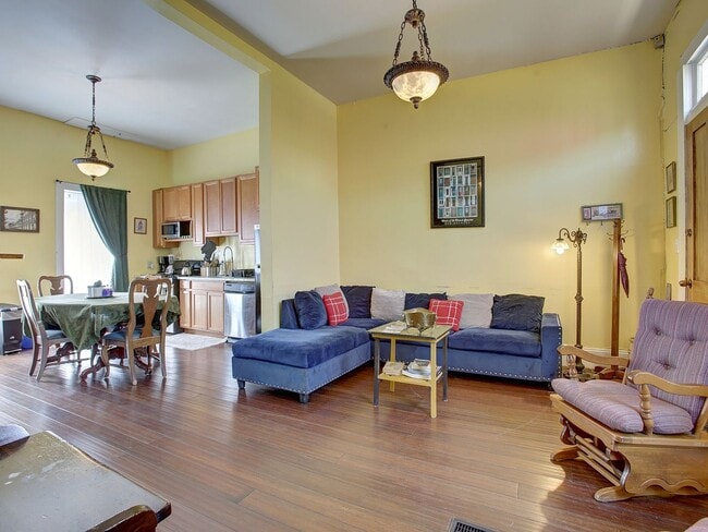 Photo - 617 Lyons St