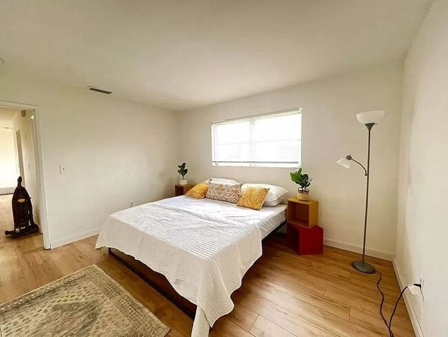Building Photo - 1521 NE 51st St Rental