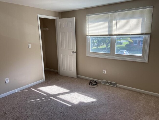 Photo - 127 Creekside Dr