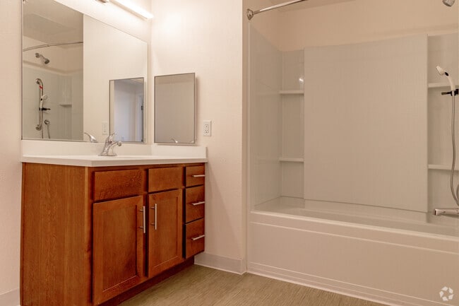 2BR, 1BA - 890SF