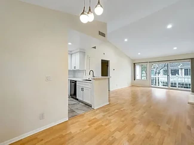 3867 Thorncroft Ln