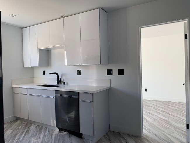 UNIT 8 - available on 4/13 - 955 N. Oxford Ave.
