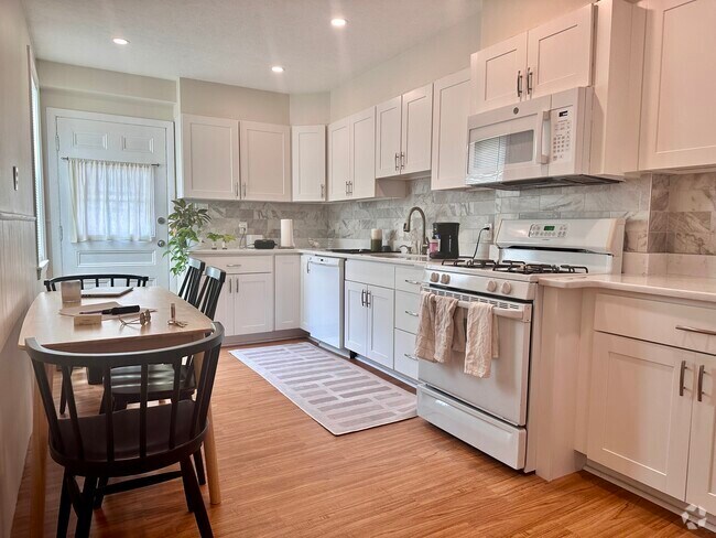 Building Photo - 13 Linden St Unit 1 Rental