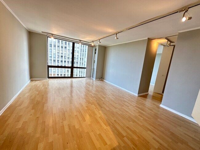 Photo - 2650 N Lakeview Ave Unit 1304