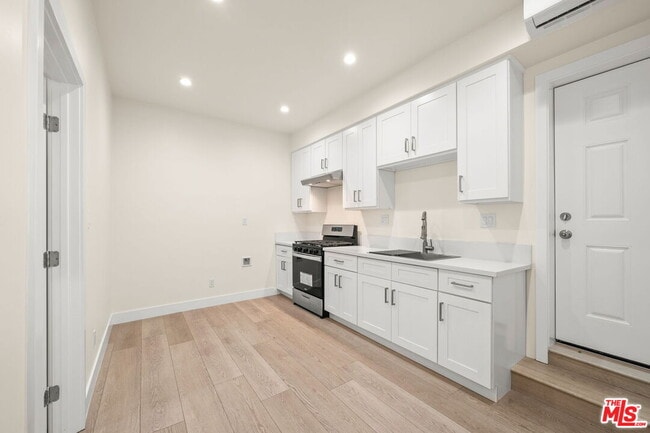 Photo - 212 S Reeves Dr Unit 13