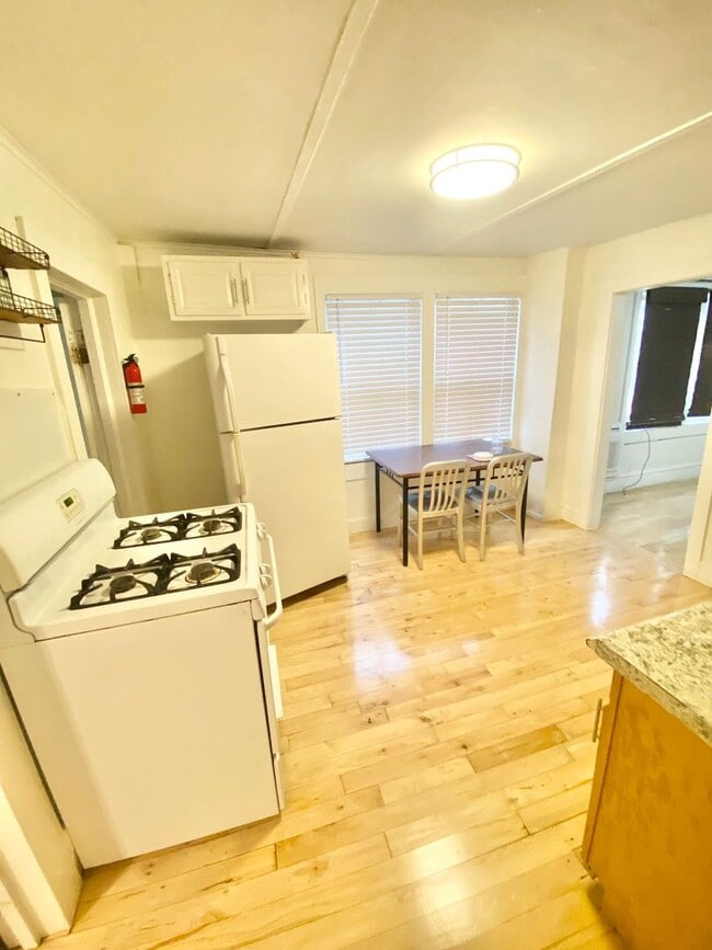 Photo - 3 Bedroom in Burlington Available Anytime in May or 6/1! Unit 1