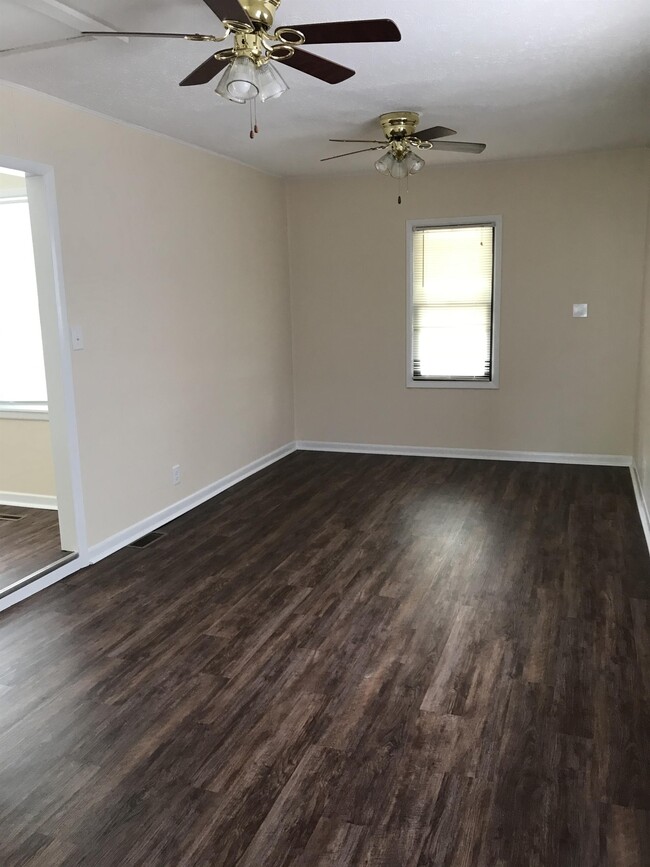 Photo - 503 Isern St