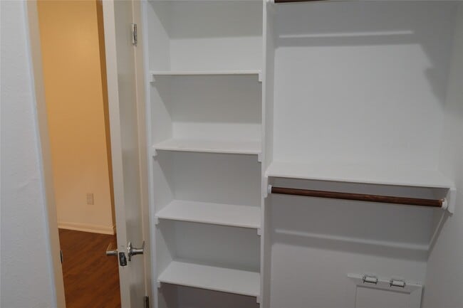 Building Photo - 2001 Bering Dr Unit 2F