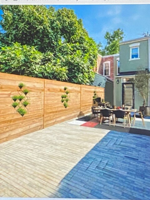 ¡Patio trasero pavimentado con espacio para entretenimiento y estacionamiento! - 602 14th Pl NE