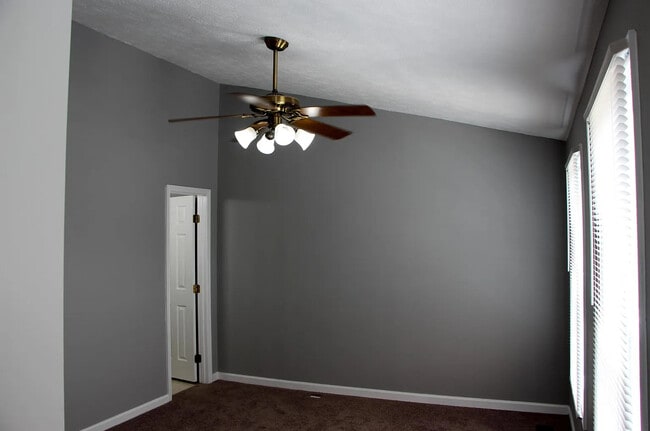 Photo - 445 Woodhill Dr