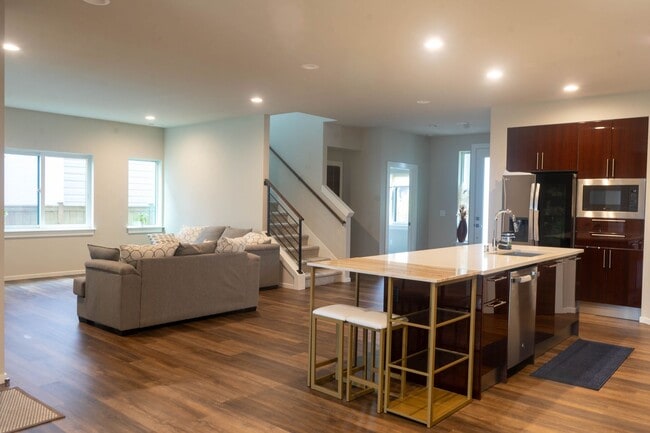 Photo - Stunning Black Diamond home-Ten Trails (Pinewood Plan) - Available Early to Mid June