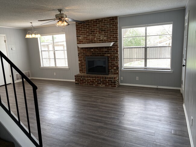 Photo - 301 Starbright Dr