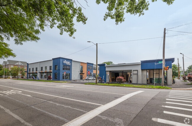 Community Context - The Residence at 1555 Elm