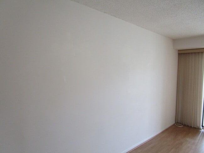 clean white walls - 2100 Langston Blvd Unit 425