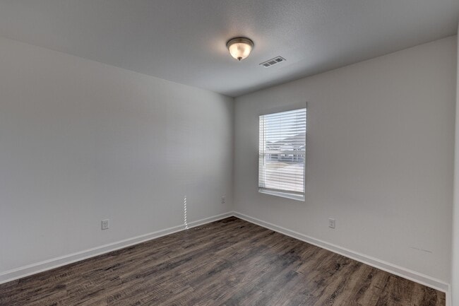 Photo - 707 Short Leaf Ln