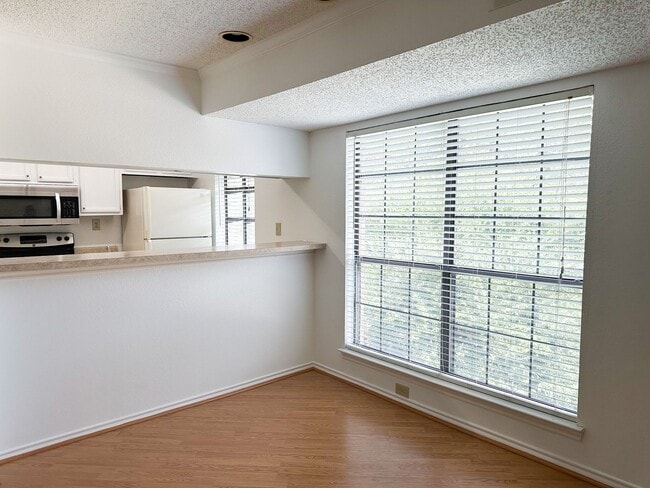 Building Photo - Quiet 1-Bed Condo, New Bedroom Floor, Balc...