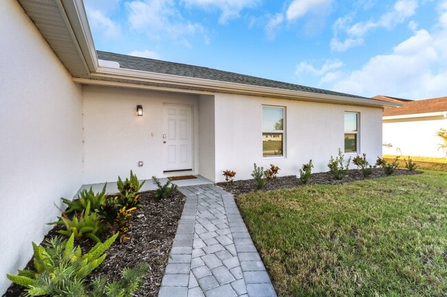 Building Photo - 4 Bedroom 3 Bath House