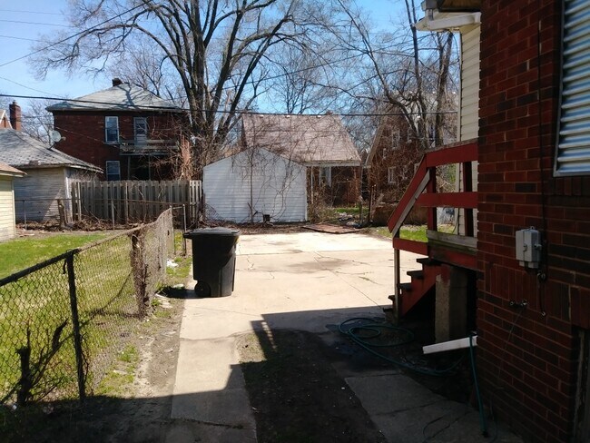 Photo - Beautiful 3 bedroom 1.5 bathroom colonial!