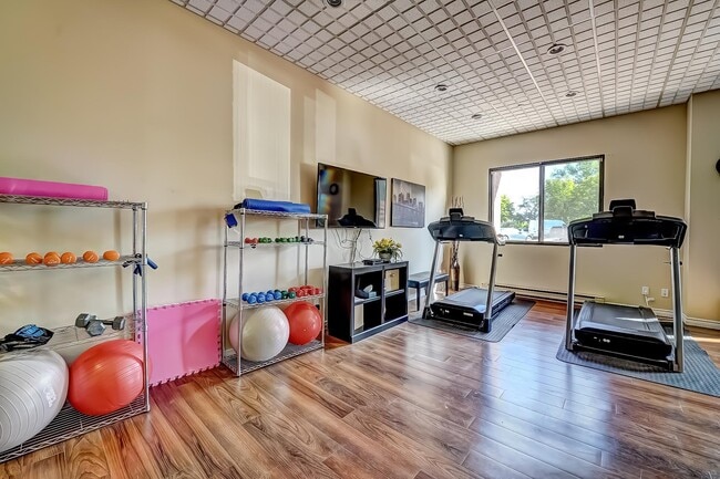 Building Photo - Le Quatre Cent