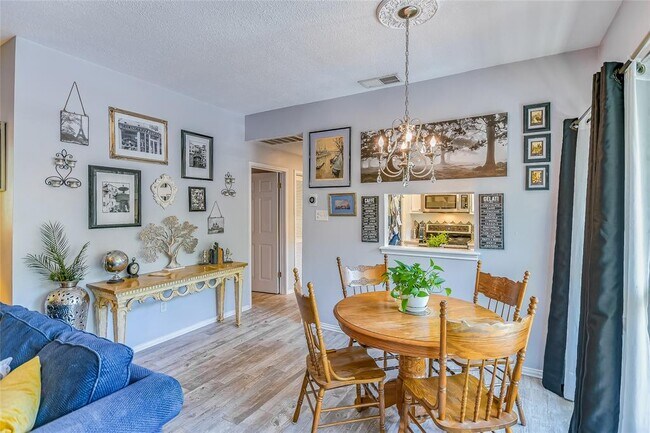 Building Photo - 6600 Valleyside Rd Unit B-8 Rental