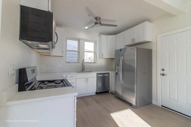 Newly Renovated 3 bedroom/3 bath home avai... - Newly Renovated 3 bedroom/3 bath home avai...
